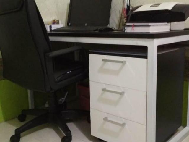 Set Meja Kerja Kantor Kursi dan Laci